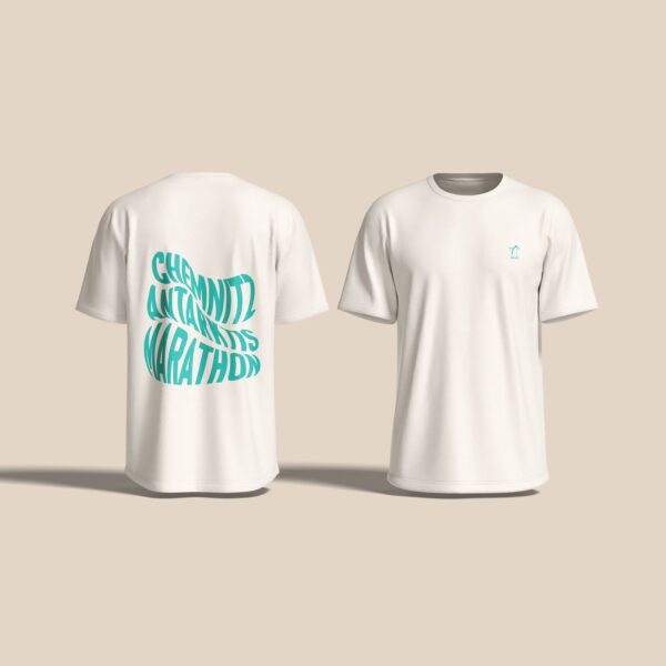 T-Shirt in Off-White von hinten und von vorn: großer türkisfarbener Rückendruck Chemnitz Antarktis Marathon, vorn kleiner Pinguin