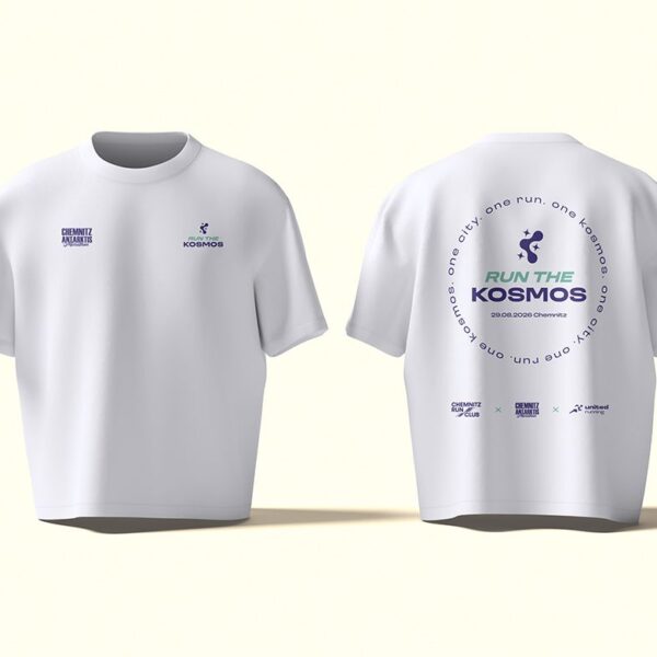 Weißes Oversize-Shirt, vorn die Zeichen von Antarktismarathon und Run the Kosmos, hinten das Emblem mit Datum und den Logos der drei Gruppen