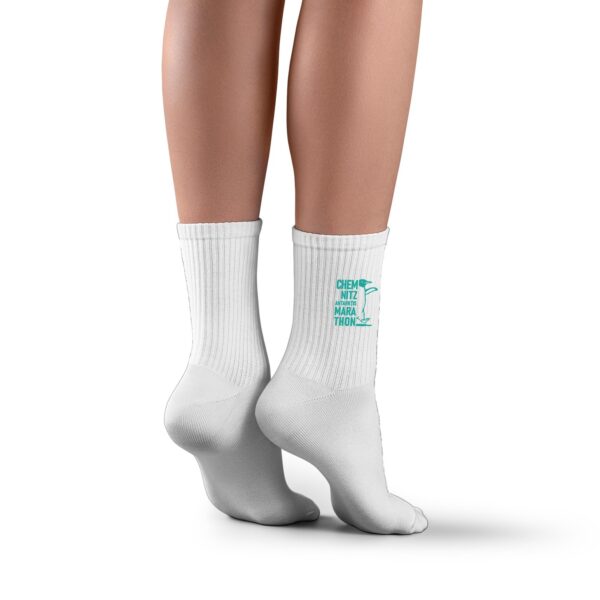 Weiße Tennissocken mit türkisem Schriftzug Chemnitz Antarktis Marathon und Pinguin am Knöchel